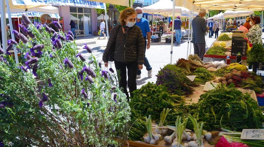 Kuşadası yerel üretici pazarında bahar bereketi