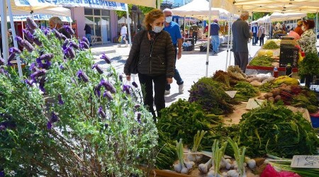 Kuşadası yerel üretici pazarında bahar bereketi