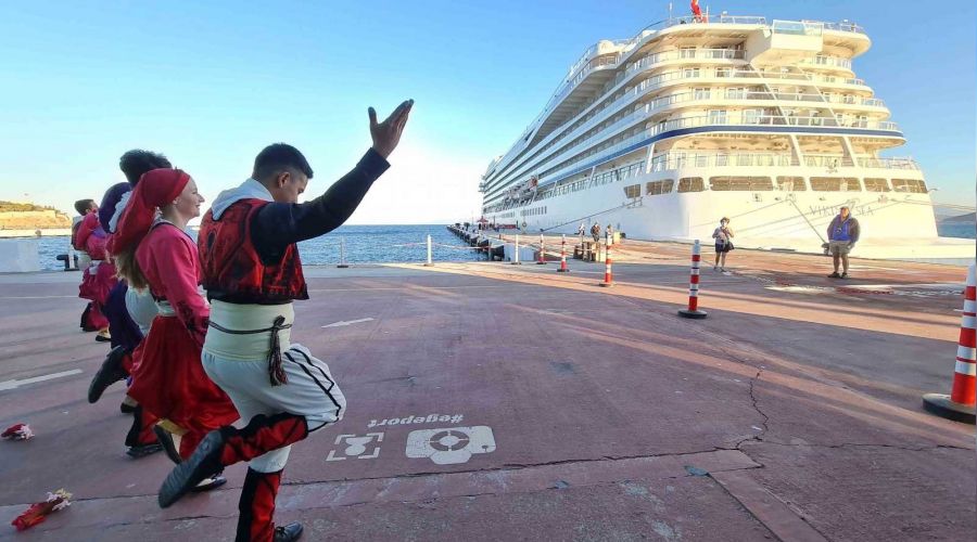 Ku�adas�'nda kruvaziyer turizmi sevinci