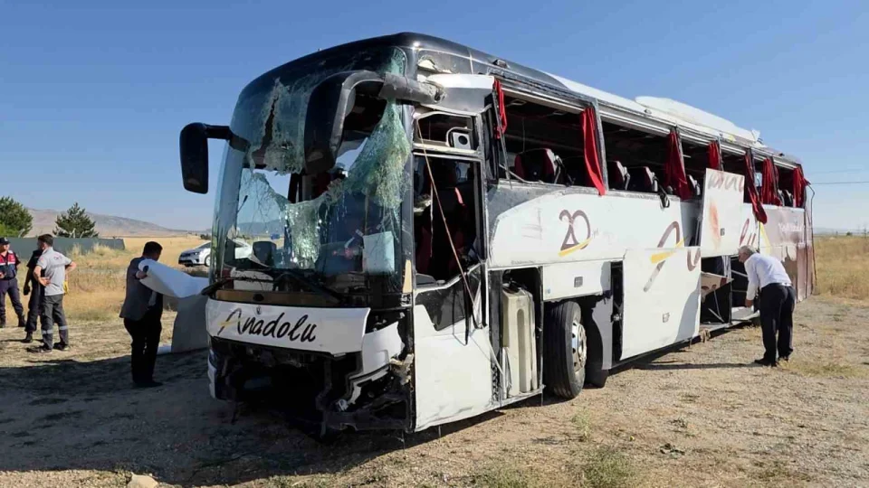 K�tahya'daki otob�s kazas�nda 25 yaral� taburcu edildi