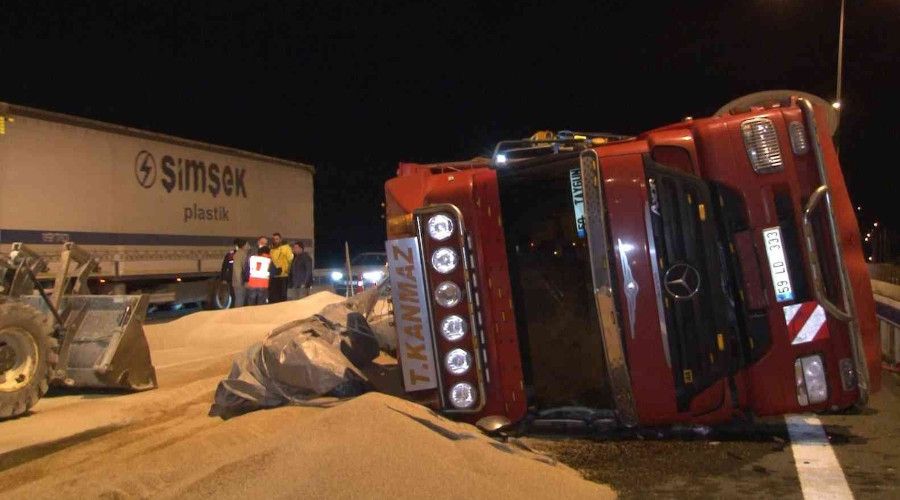 Kuzey Marmara Otoyolu'nda buğday yüklü tır devrildi
