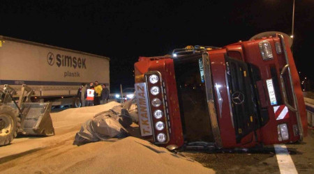 Kuzey Marmara Otoyolu'nda buğday yüklü tır devrildi