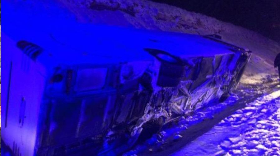 Malatya'da yolcu otobüsü devrildi: 2 yaralı