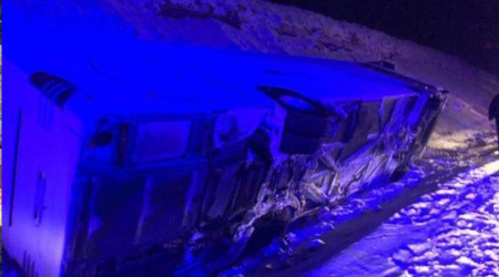 Malatya'da yolcu otobüsü devrildi: 2 yaralı