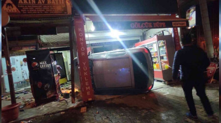 Markete daldı: 2 yaralı