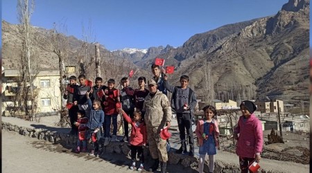 Mehmetçik çocukları sevindirdi