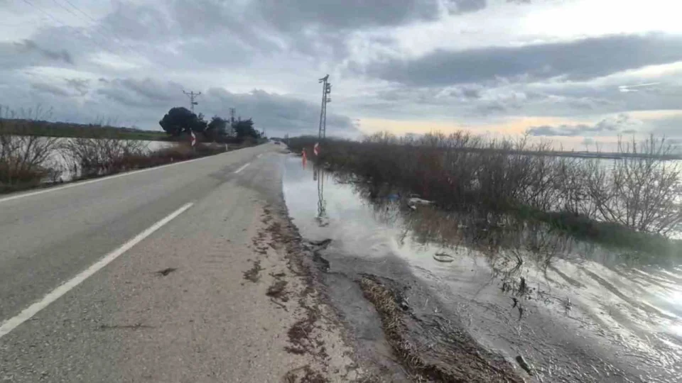Meri� Nehri ta�t�, sedde patlad�: Karayolu sular alt�nda