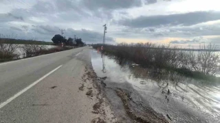 Meri� Nehri ta�t�, sedde patlad�: Karayolu sular alt�nda