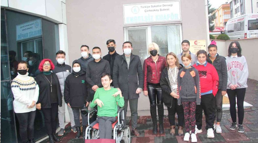 Meslek lisesi öğrencileri, engelli bireylere güzellik bakım hizmeti verdi