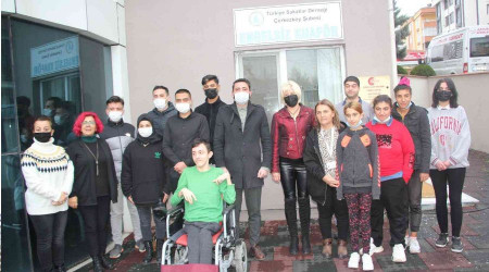 Meslek lisesi öğrencileri, engelli bireylere güzellik bakım hizmeti verdi