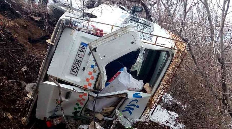 Minibüs ile otomobil çarpıştı: 17 yaralı