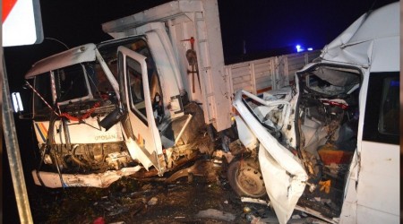 Minibüsle kamyon kafa kafaya çarpıştı