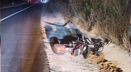 Motosiklet yoldan çıkıp takla attı