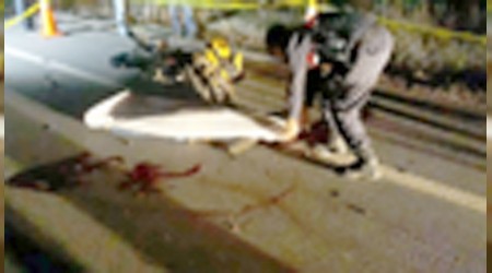 Motosikletin çarptığı adam otomobilin altında kaldı