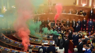 Muhalefet, bütçe görüşmeleri sırasında Meclis'e sis bombası attı