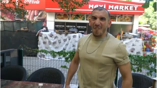 Müşterilerini kapıda havlayarak karşılıyor