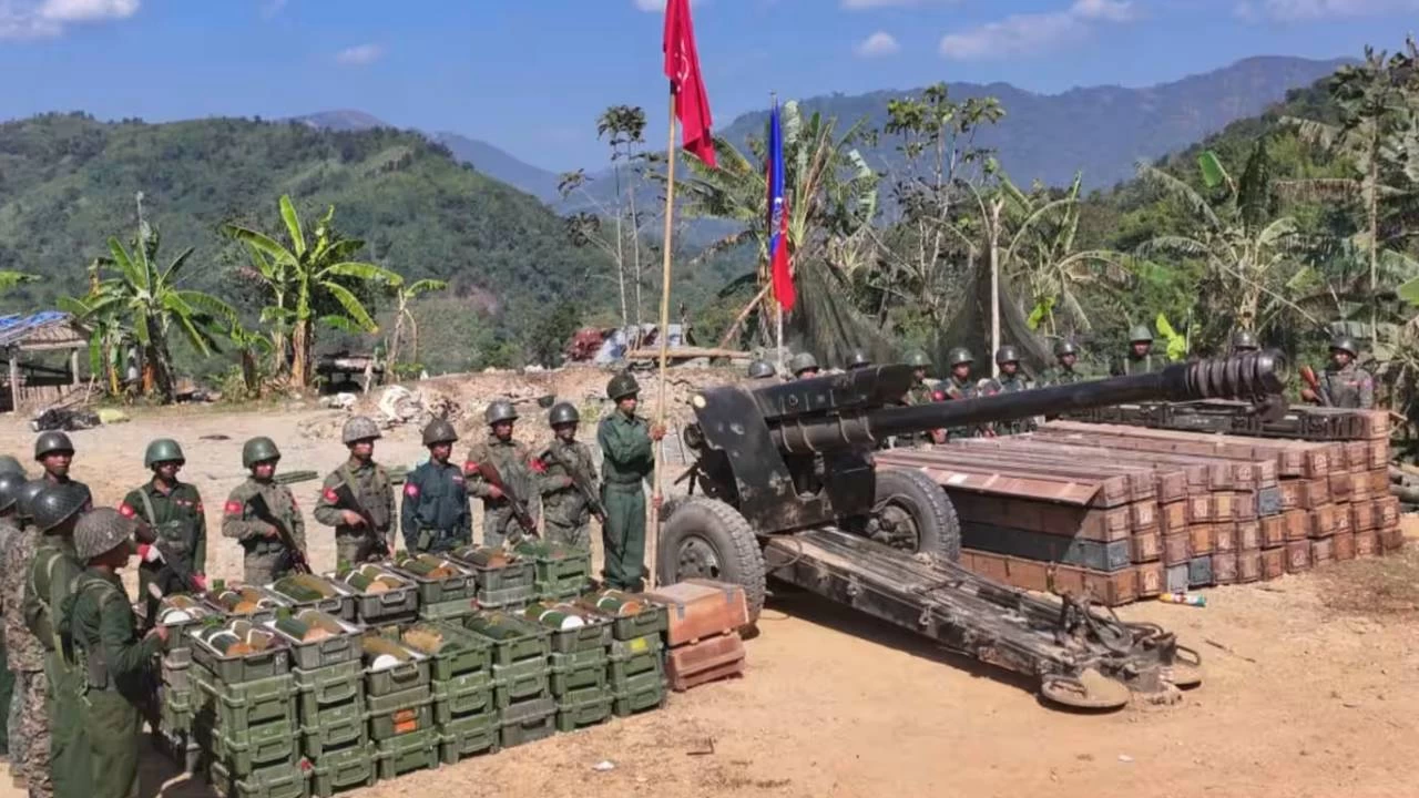 Myanmar ordusu M�sl�man b�lgesini top�u at���yla vurdu: 12 Arakanl� M�sl�man �ld�