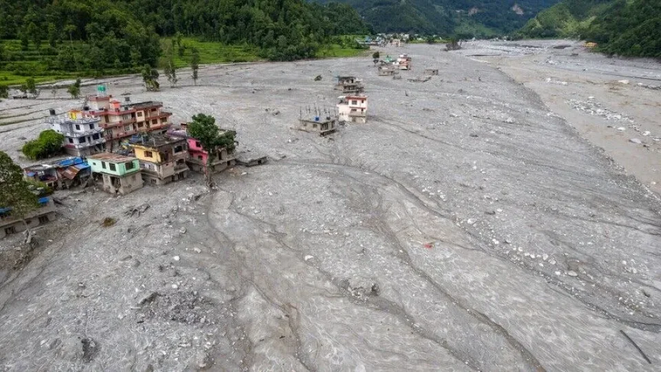 Nepal'in Çin sınırına yakın Rasuwa bölgesi ve çevresinde meydana gelen selde hayatını kaybedenlerin sayısının 1204'e yükseldiği bildirildi