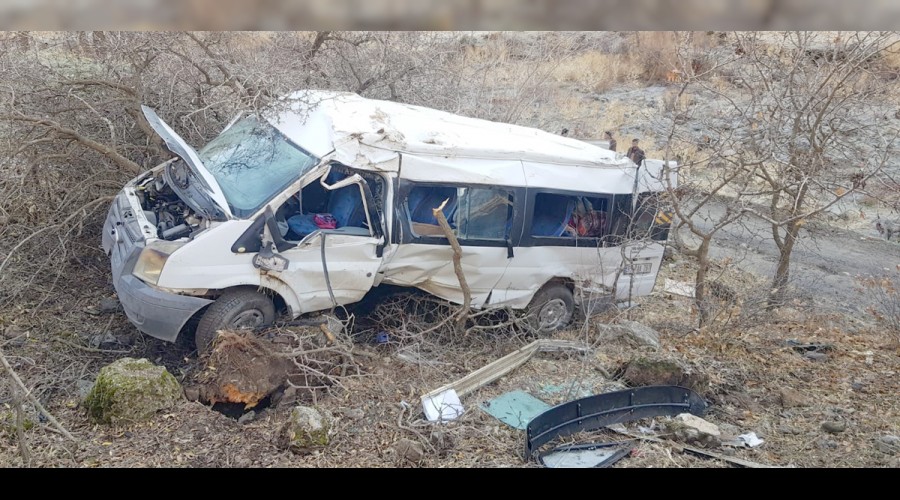 Öğrenci servisi şarampole yuvarlandı: 2 ölü