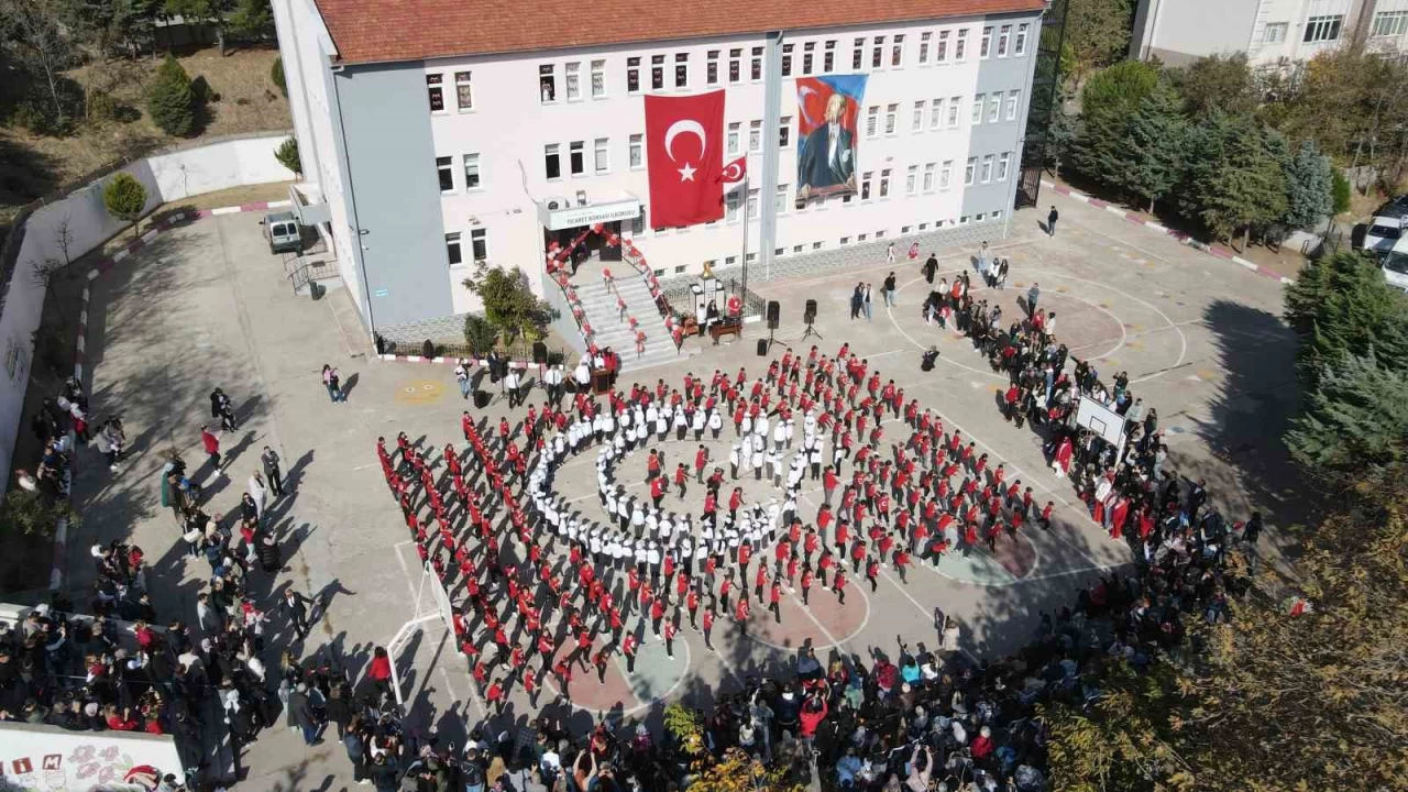 Öğrenciler "Ay Yıldız" kareografisi oluşturdu