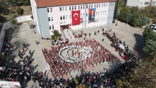 Öğrenciler "Ay Yıldız" kareografisi oluşturdu