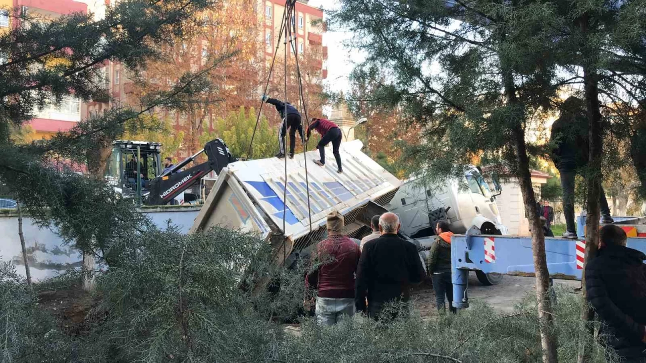 Okul bahçesinde oluşan obruğa hafriyat kamyonu düştü