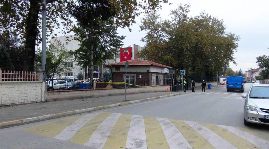Öldürdüğü kadının cesedini emniyetin bahçesine bıraktı