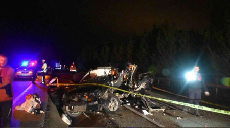 Otomobil ile otobüs kafa kafaya çarpıştı: 2 ölü 16 yaralı