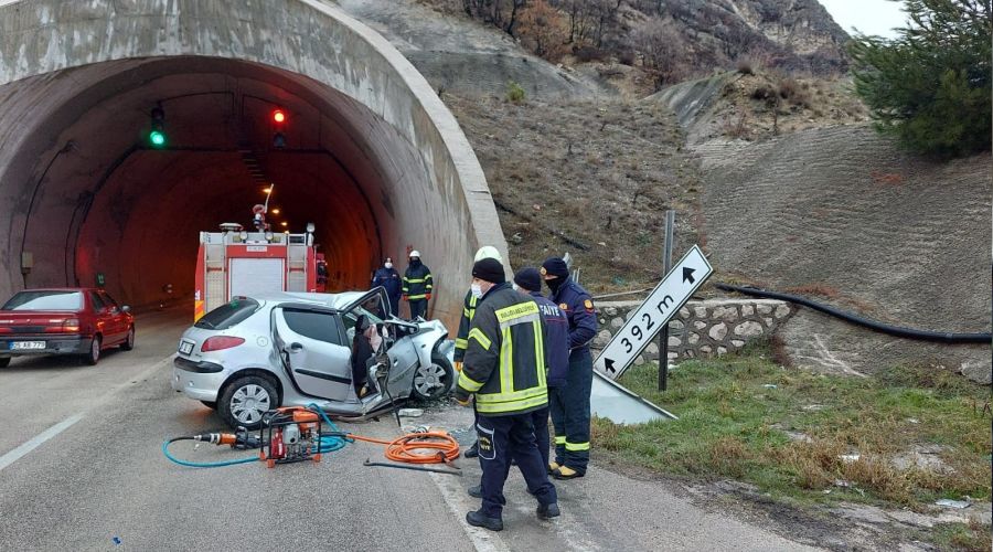Otomobil tünel girişine çarptı