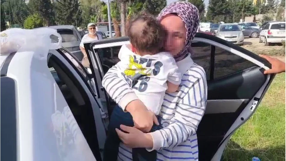 Otomobilde mahsur kalan evlad�na kavu�tu: G�zya�lar�na bo�uldu