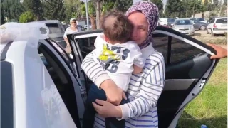 Otomobilde mahsur kalan evlad�na kavu�tu: G�zya�lar�na bo�uldu