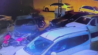 Otomobilin arkas�nda pusuya yatan �ocuk h�rs�z ile g�zc�s�...