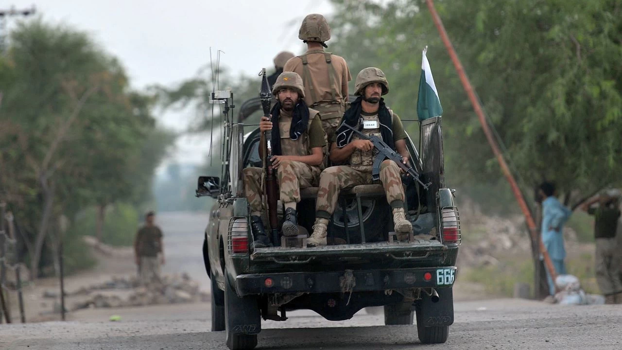 Pakistan'da askeri tesise intihar saldırısı
