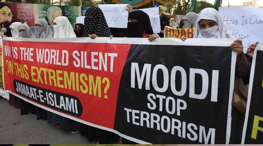 Pakistanl kadnlardan Hindistan'daki okullarda uygulanan bart yasana kar protesto