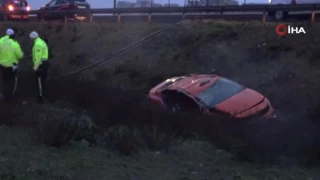 Pendik'te ticari taksi su kanal�na u�tu: 3 �l�, 1 yaral�