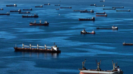 Petrol tankerleri, İstanbul Boğazı açıklarında sıraya girdi