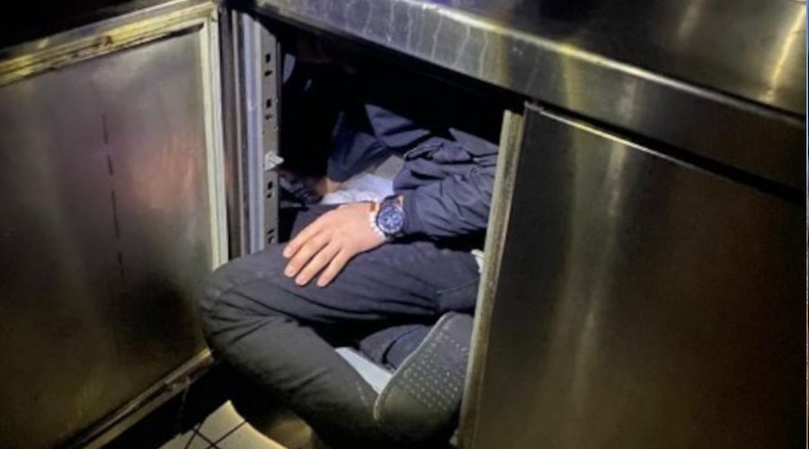 Polisi görünce kimi koltuk arkasına kimi dolaba saklandı