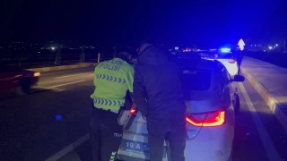 Polislerden kaçarken ekip otosuna çarpan sürücü ehliyetsiz çıktı