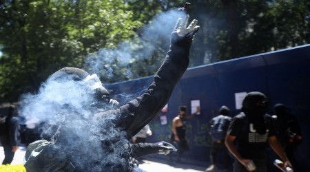 Protestocular ABD büyükelçiliğine saldırdı