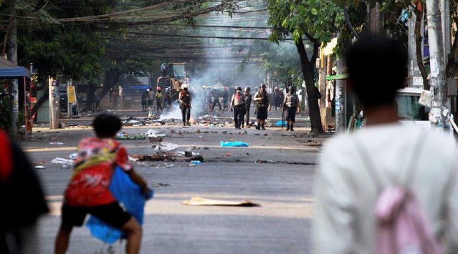 Protestocular askerlere sald�rd�: 4 �l�