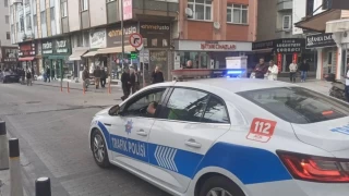 Restore edilen minareden kafasına kalas düşen işçi yaralandı