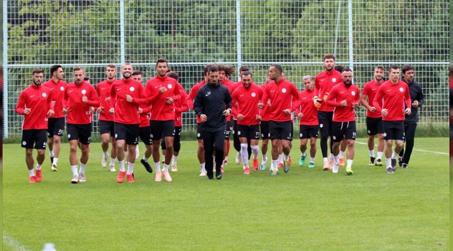 Rize'de 3 futbolcu ile yollar ayr�ld�