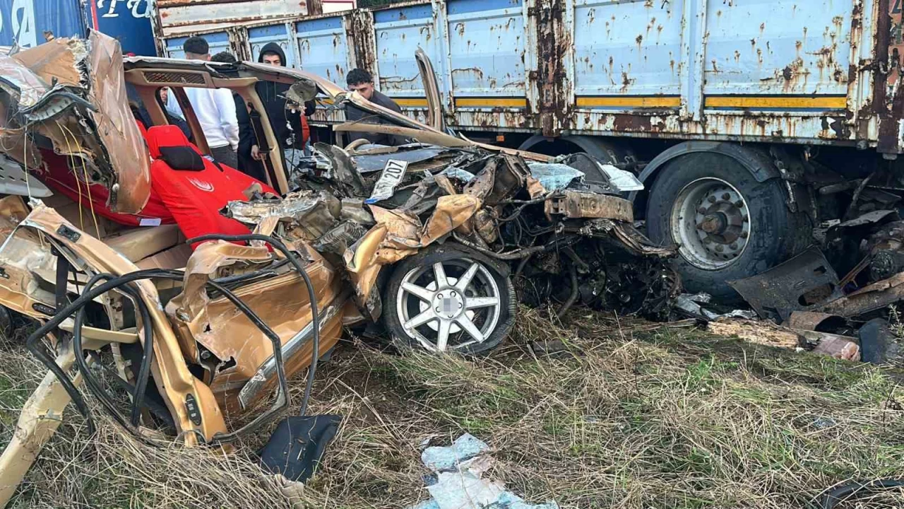 Rize'de kontrolden çıkan otomobil park halindeki tıra çarptı: 1 yaralı