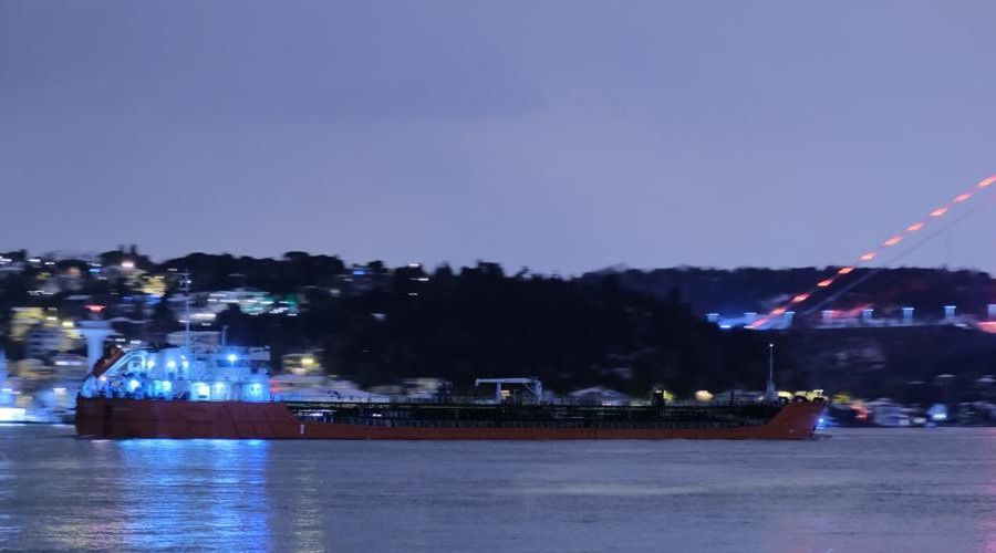 Rusya'dan gelen tonlarca ayçiçeği yağı yüklü gemi İstanbul Boğazı'na ulaştı