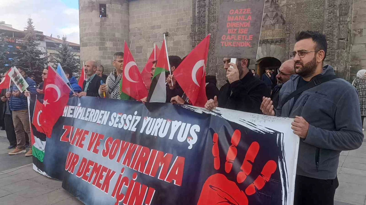 Sağlık çalışanları Gazze için yürüdü
