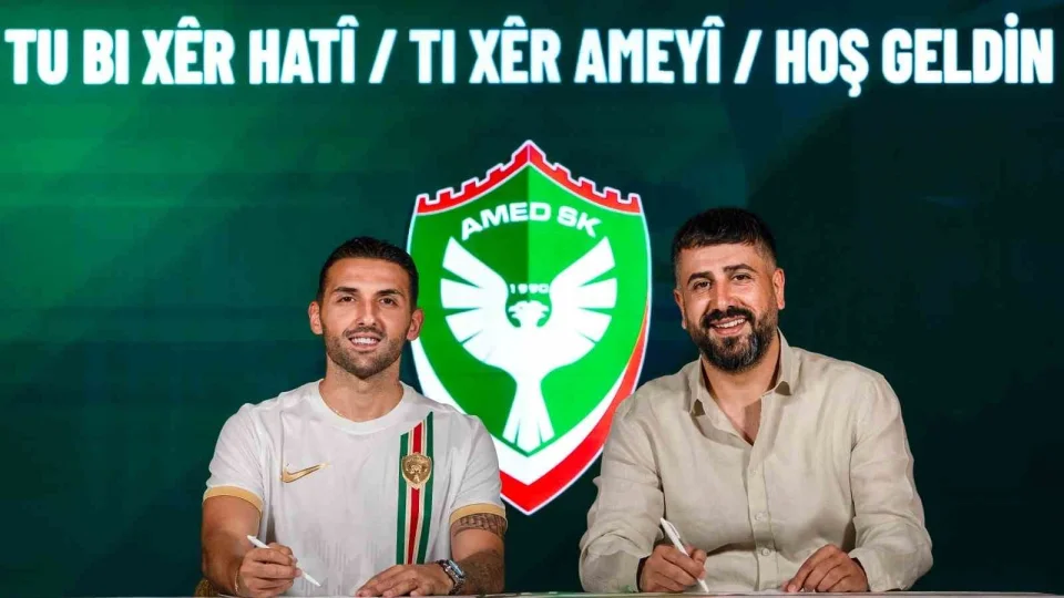 Saha i�inde futbol, arka planda b�l�c�l�k