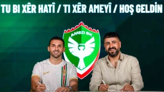 Saha i�inde futbol, arka planda b�l�c�l�k