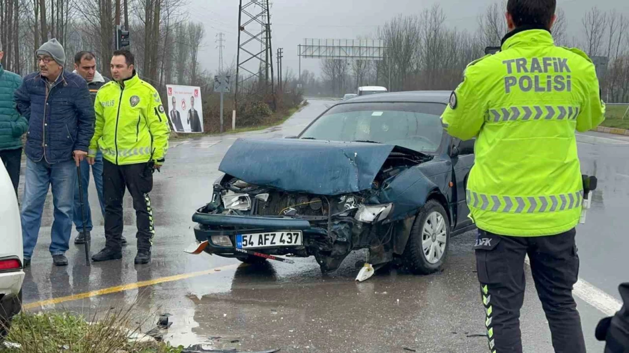 Sakarya'da göreve giden polisler kaza yaptı: 2 yaralı