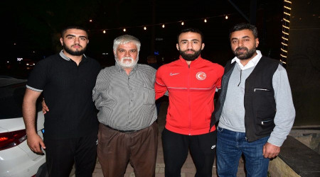 Şampiyon güreşçiden duygu dolu ziyaret