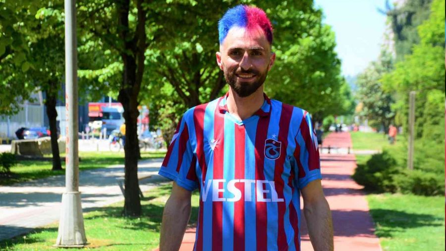 Şampiyonluk gelince saçlarını bordo maviye boyattı